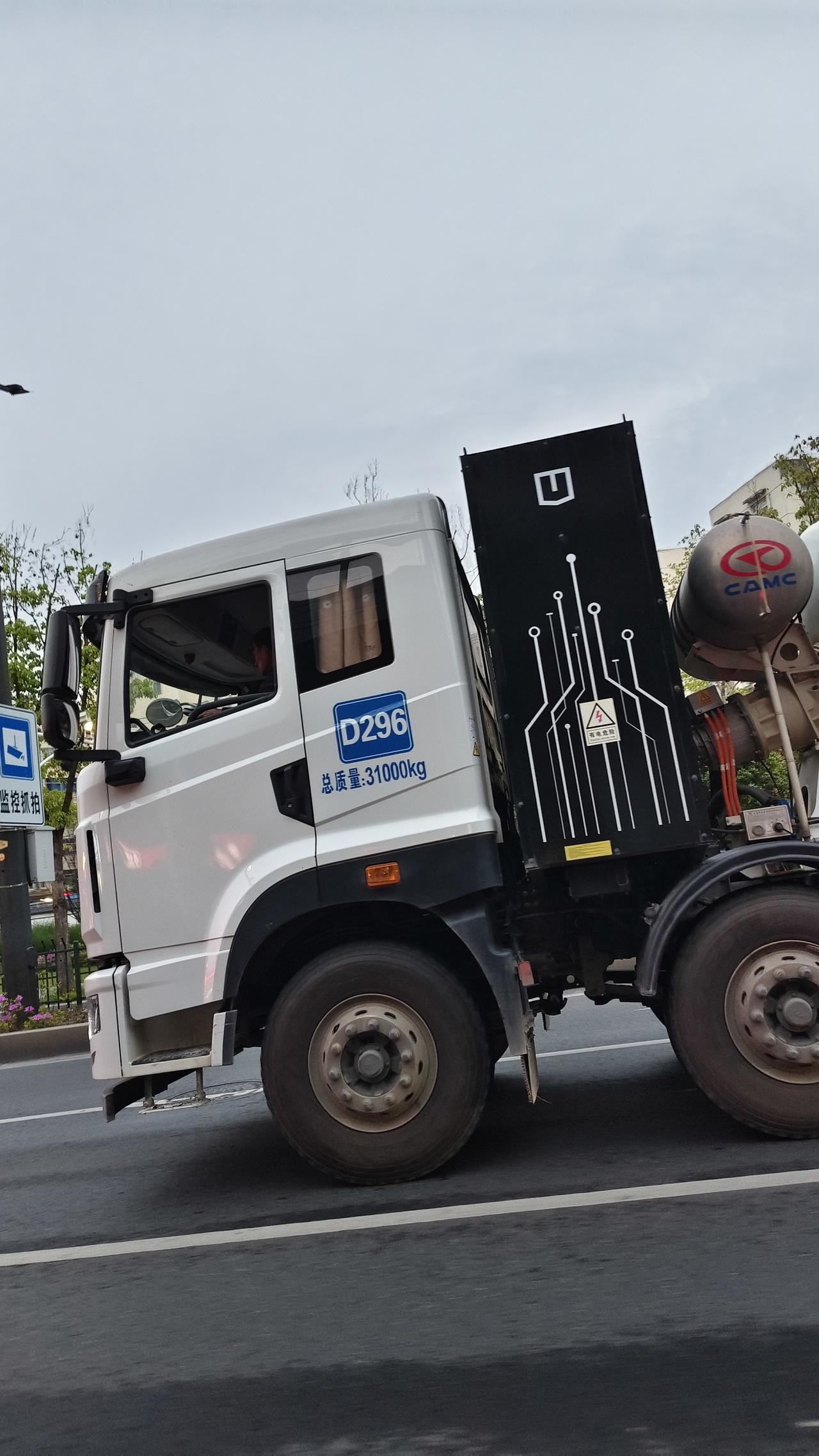 《“泥头车”重现南京街头，不过这回它们
是.....》
     近日有细心的南