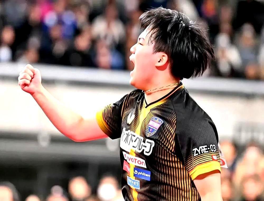 18岁，两连冠，干翻张本智和，4比0横扫决赛，就这么横。
 
别急着喊天才。松岛