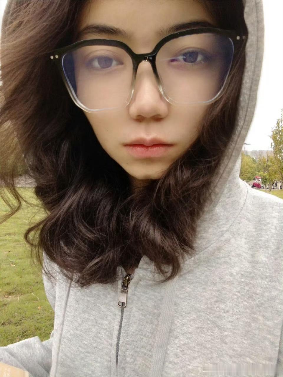 我观小女子眼小如豆，鼻塌似岭，有鲶鱼之相！ 