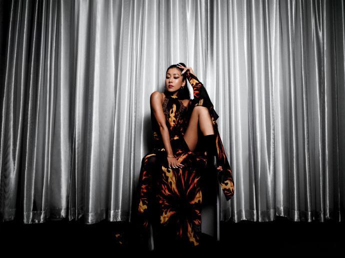 #吉克隽逸像个扑棱蛾子# 吉克隽逸的新形象如同一只灵动的扑棱蛾子，她用独特的审美