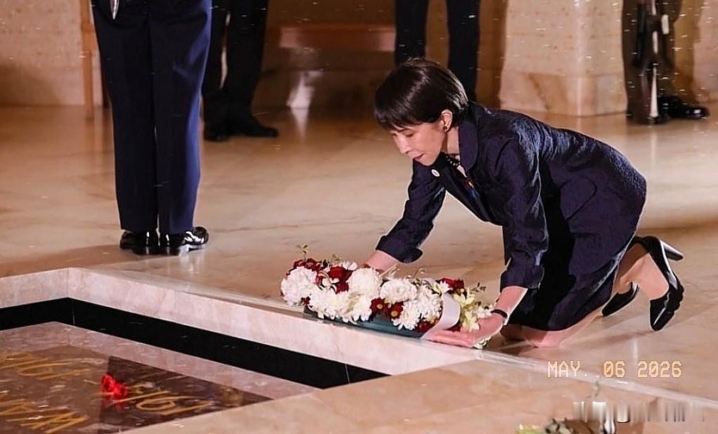 日本首相高市早苗在澳大利亚一边跪拜二战当中和日本作战死去的澳大利亚军官们，一边又