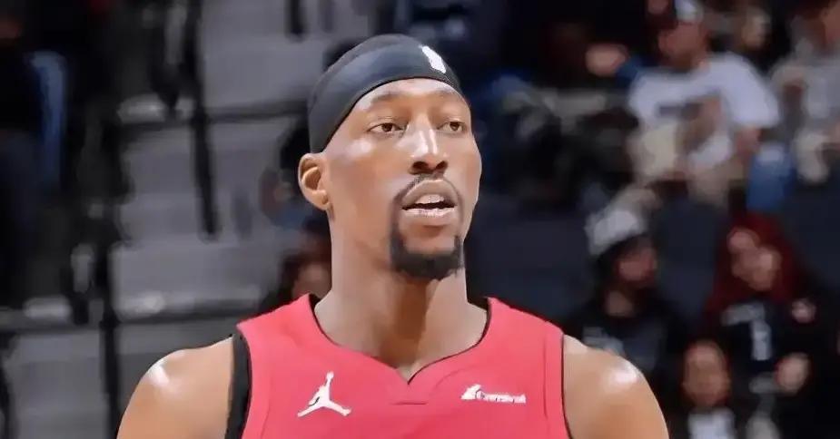 东部季后赛，直接乱成一锅粥了！

你看这排名：第五猛龙39胜，第十黄蜂37胜。中