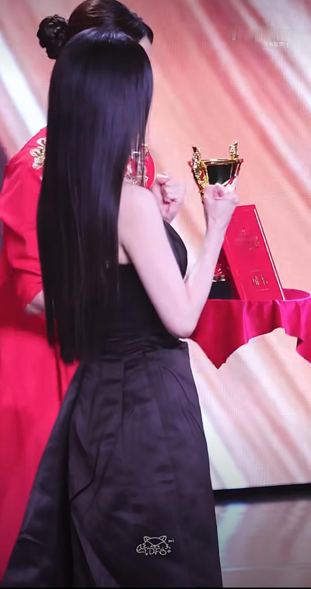 就这样给自己加油！杨幂总台视后