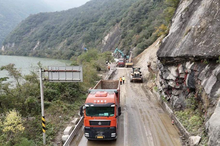 塌方已清理完毕！预计明日起交通管制通行→
11月4日，国道244线汉台褒河库区段
