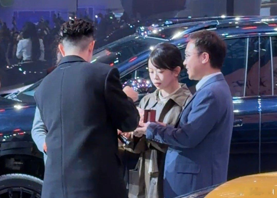 周柏豪怕是偷偷考了证婚资格证！从演唱会到车展，这证婚人当得得越来越顺手了。 