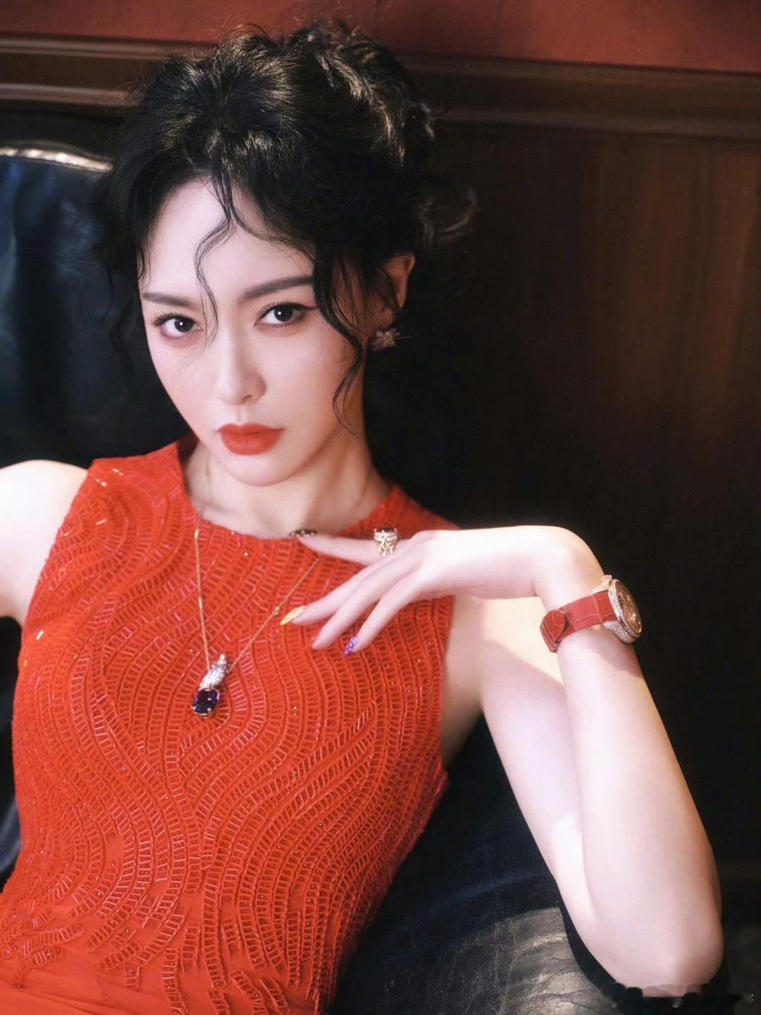 唐嫣今天的两套造型，不出彩也不出错明星w盛典造型图 ​​​