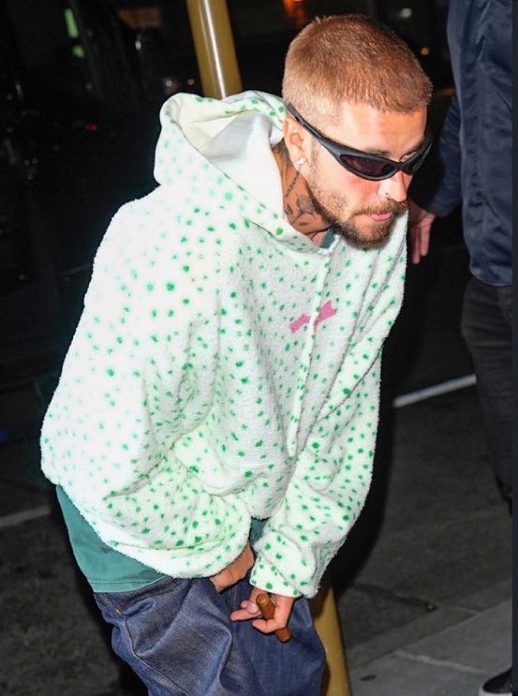 【】近期街拍世界潮男，我宝宝的鼻子是时尚单品JustinBieber