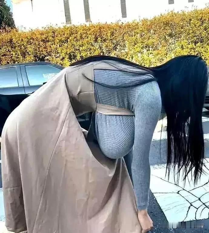 陪小姨子出门逛个街，她弯腰系鞋带好几次，早就说了换双鞋，她偏不听！
