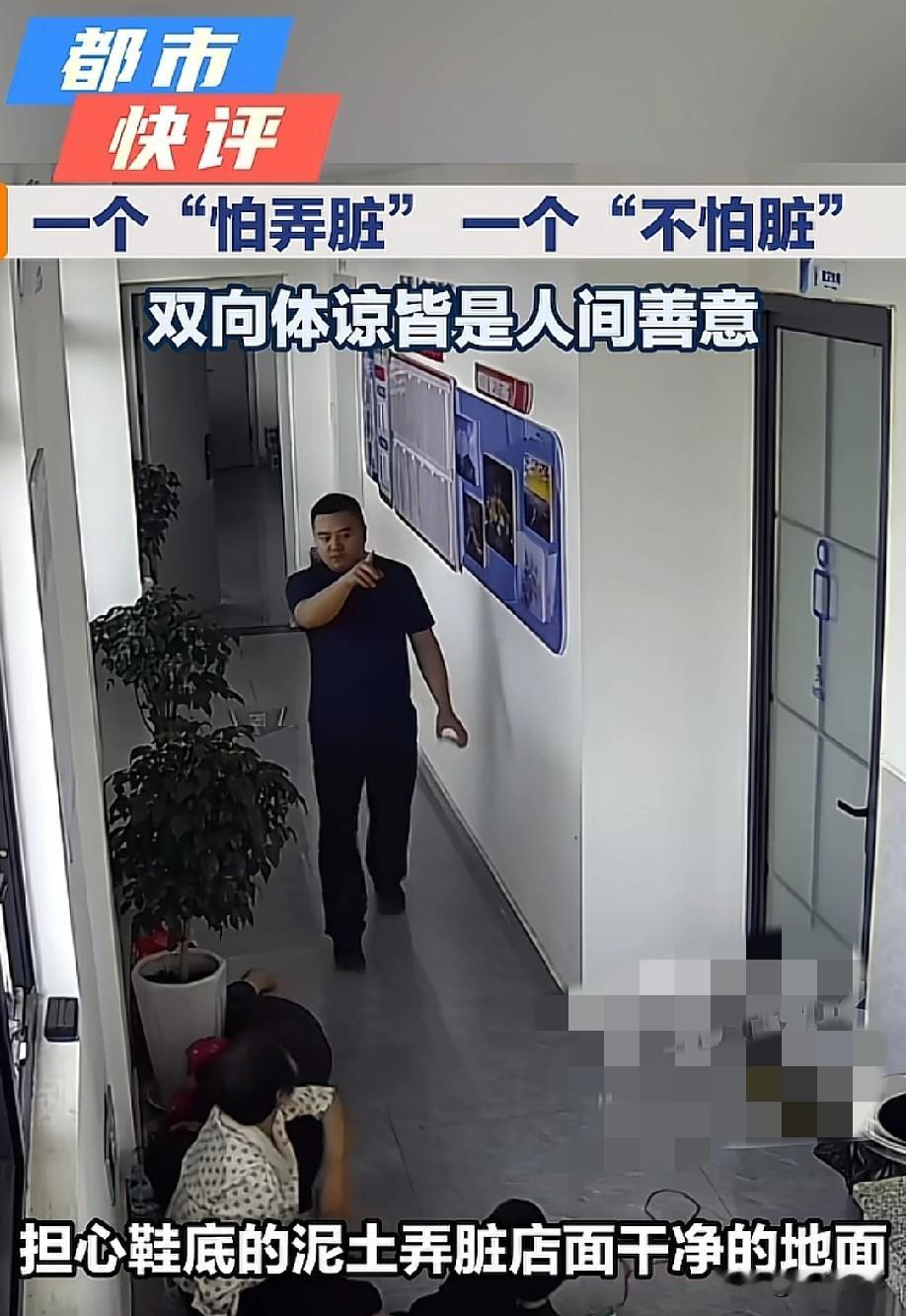 心里一暖！5月27日，据都市现场报道，江西万载一加油站内，几名工人挤在走廊角落避