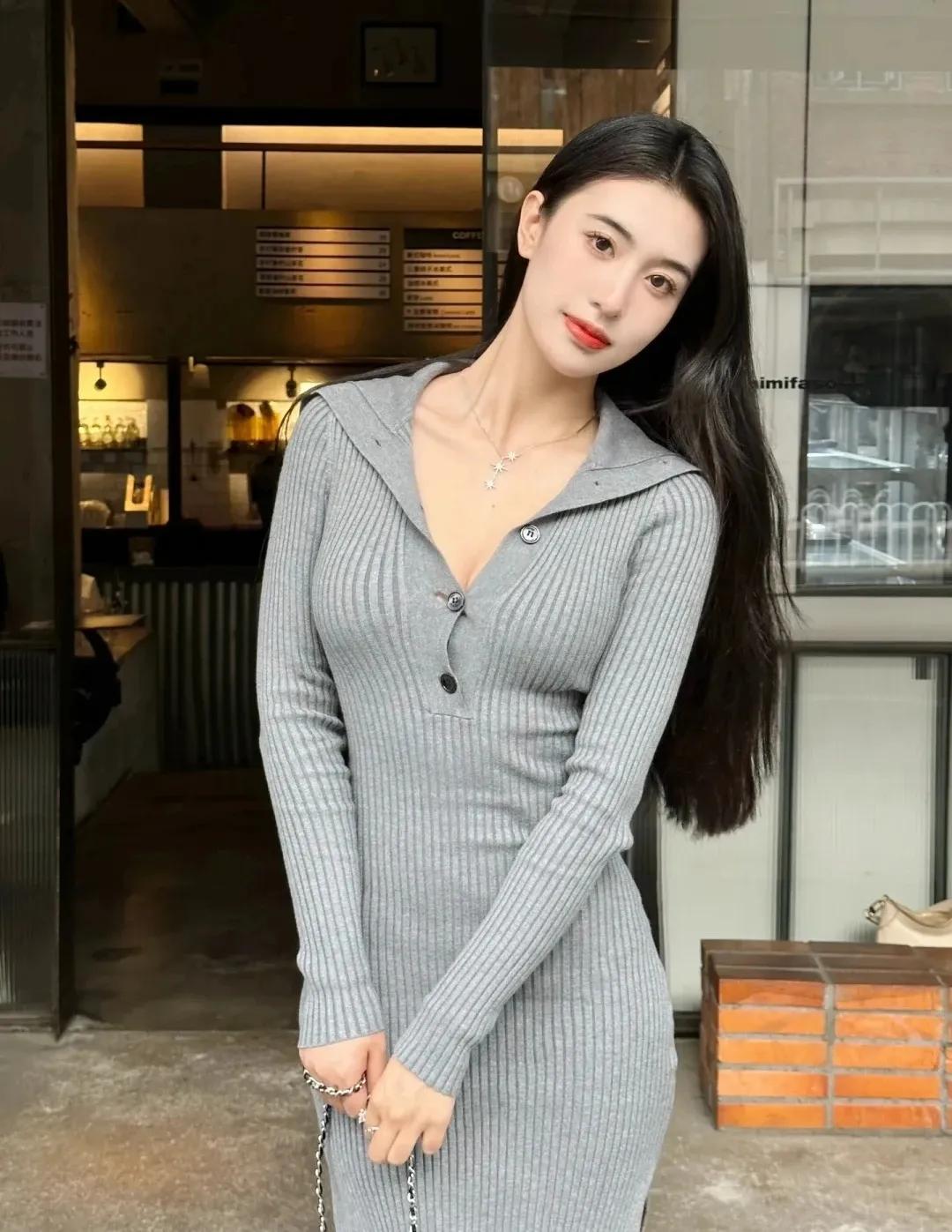 有一个小学同学今年四十多了还没有结婚，这在农村来说非常不正常。农村女孩一般十八岁