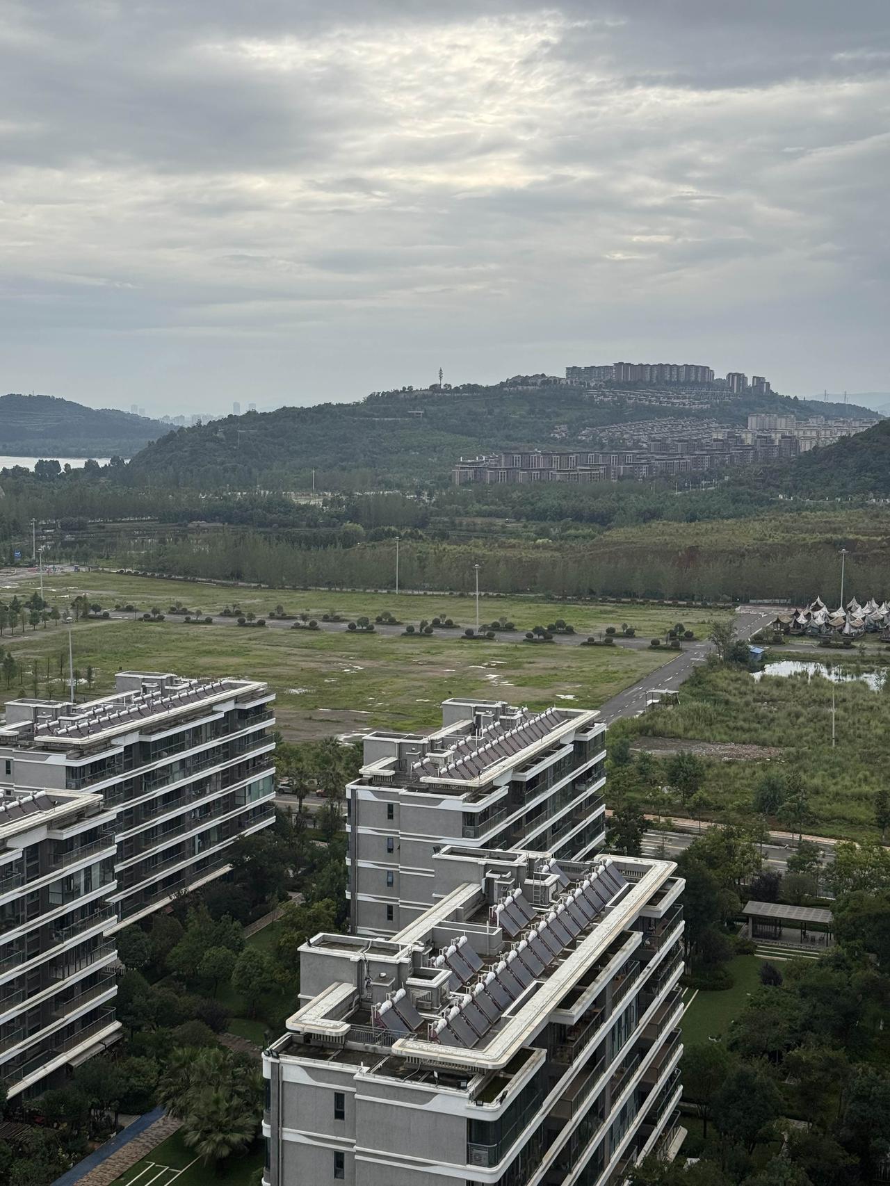 这个伏天为什么有点冷
今天是头伏的第五天。
我现在住的地方是古滇七彩云南。
早晨
