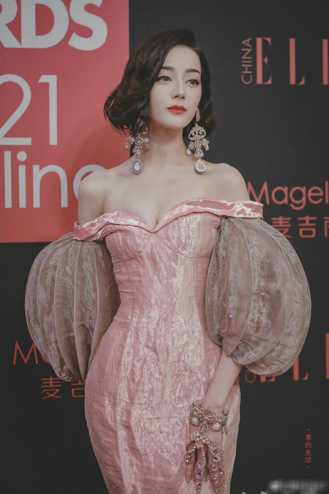 感觉现在很多高定，都是热巴穿剩下的！2021 ELLE风尚大典，迪丽热巴身着身着