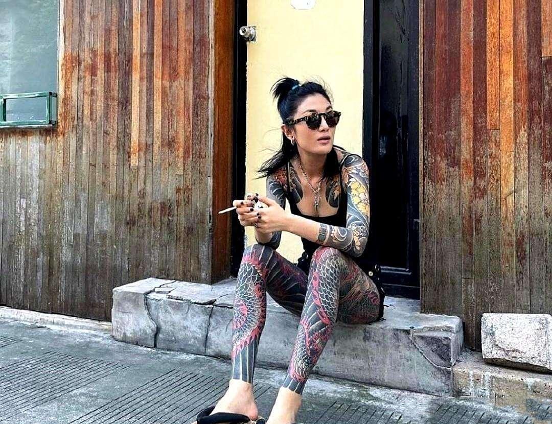 34岁纹身姑娘相亲十次黄九次！
男方甩句“怕我妈血压受不了”，她转身买单就走…