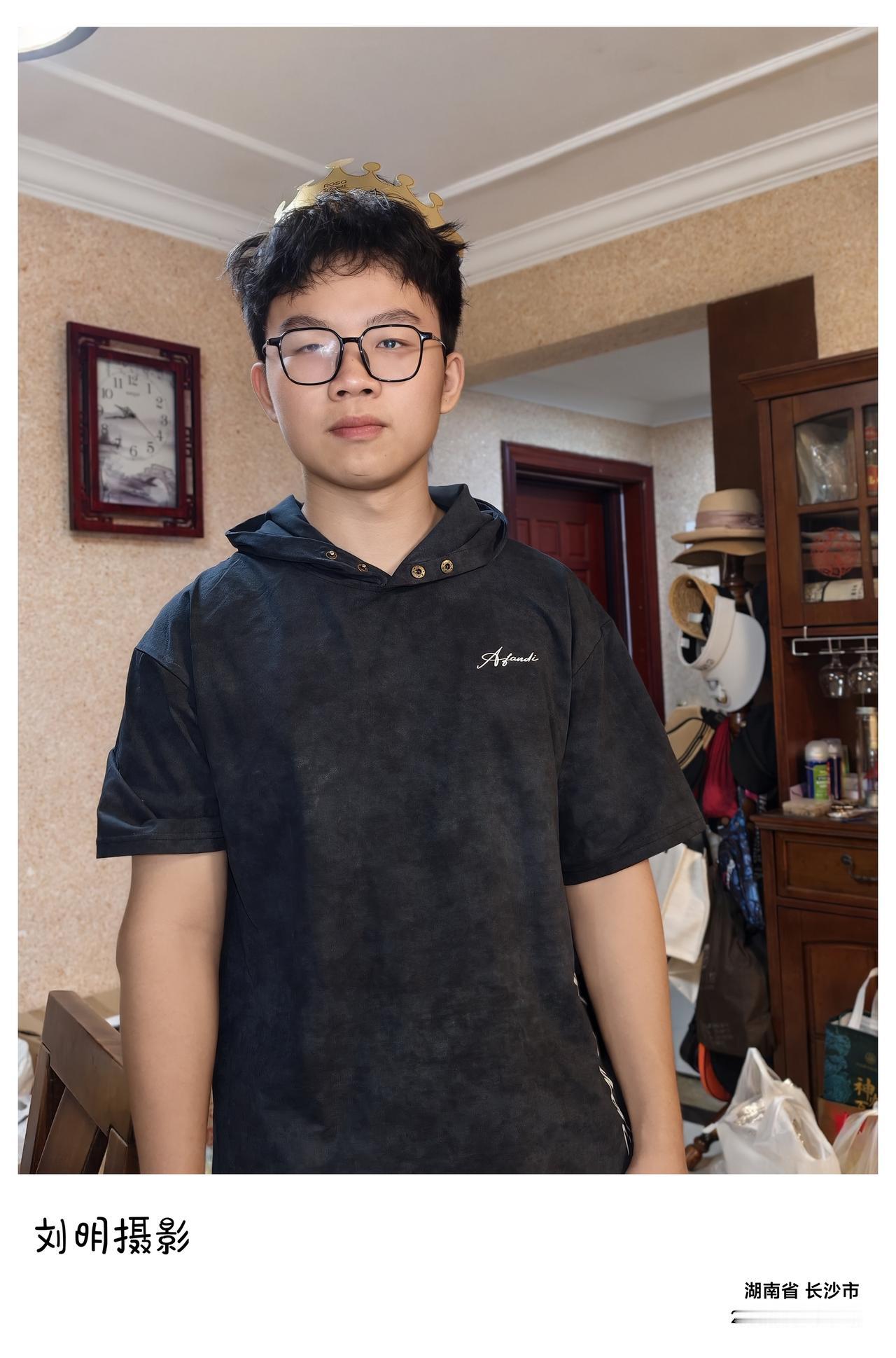 今天儿子满十六岁了。昨天一大家人闲谈，我还同他说笑，说十六年前的这个时候，你还安