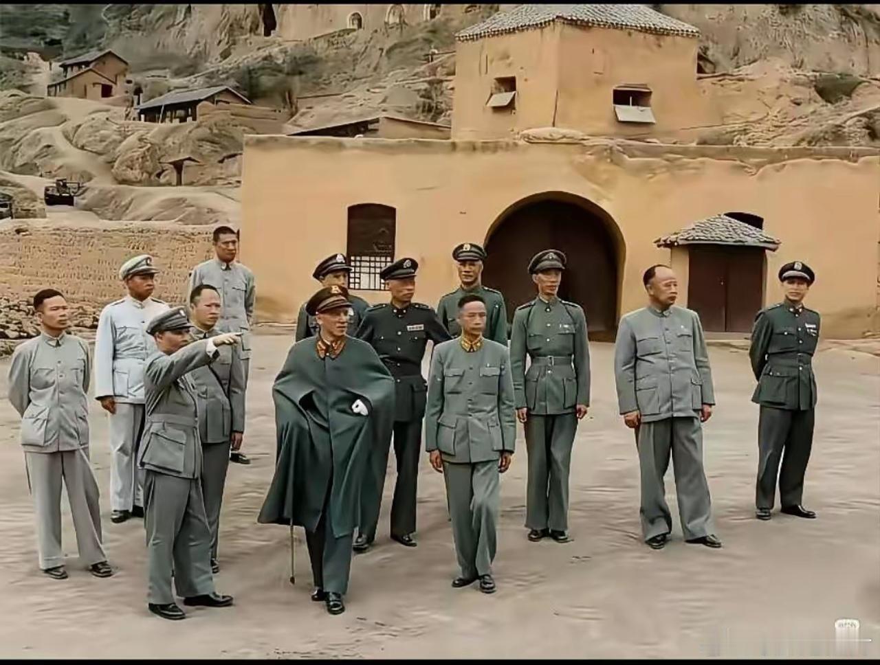 1947年，蒋介石来到“空城”延安。
此时老蒋披着大氅，带着白手套，内心“喜滋滋