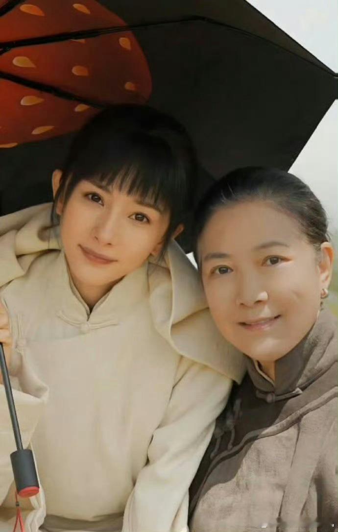 #杨幂齐刘海路透#杨幂新剧《生万物》开机大吉🎉终于要来了，期待早日和幂幂见面[