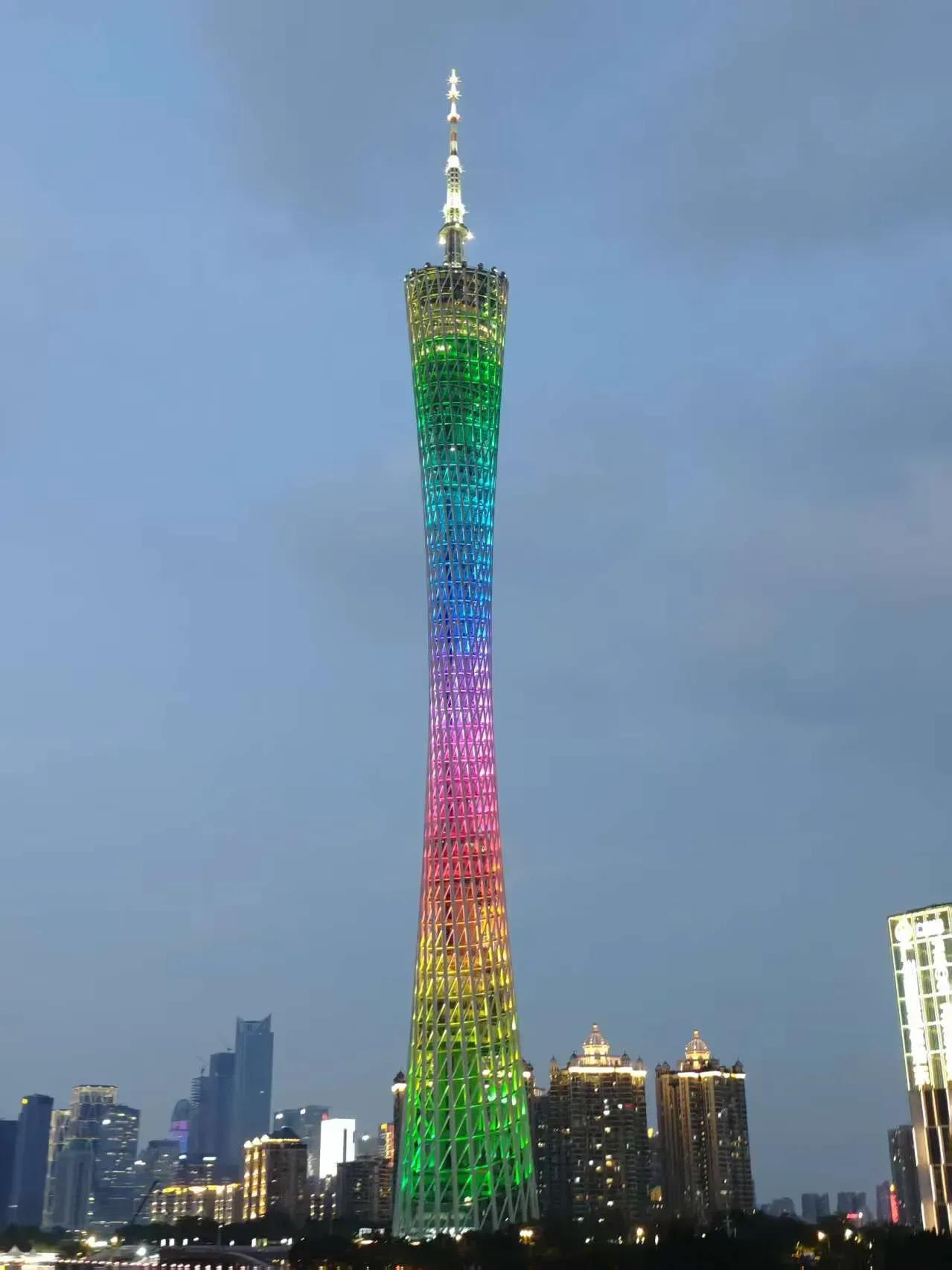 校长在毕业典礼上唱歌，听过吗校长唱歌或许是想传达某种情感。