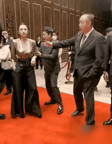 你以为国际章就稳站C位了？陈凯歌一伸手，直接把她扒拉到一边，搂住了张颂文。
当