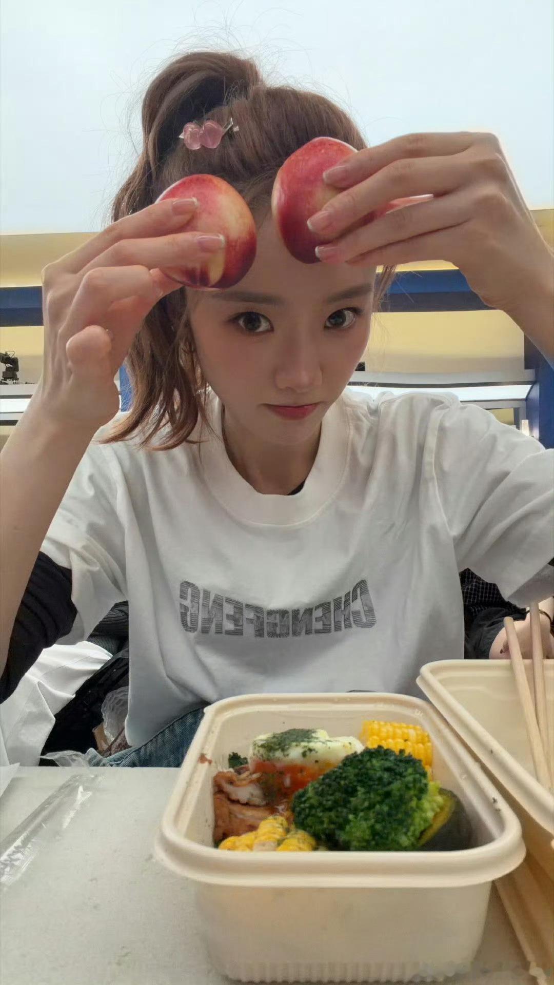 张月凌晨下班看到粉丝哭了好真诚的双向奔赴！粉丝凌晨拿着灯牌淋着雨等张月下班，现场