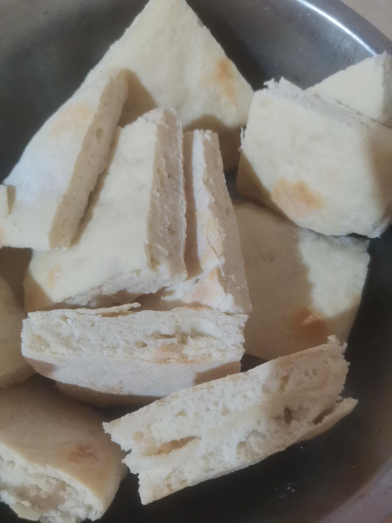 上午十点面就发起来了。
我将两个面团擀成两个饼，分两次在电饼铛烙，每一面烙五分钟