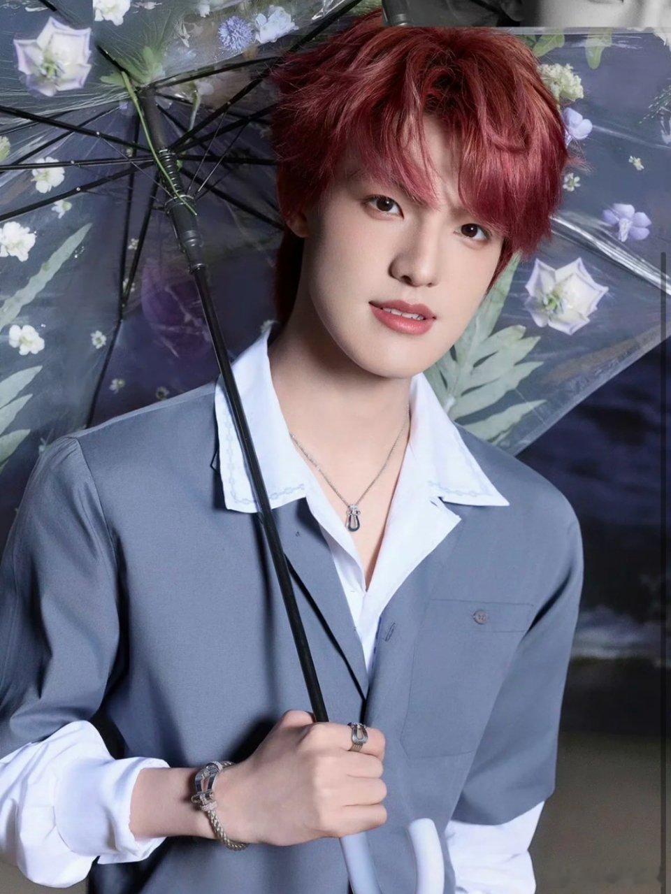 张泽禹伞吹歪了发型都没乱张泽禹海边拍ELLE盛典出发图也太绝了！海风把伞吹得歪到