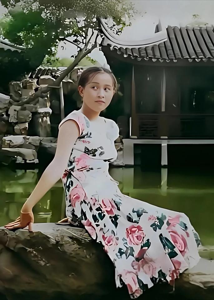 这是拍摄于1980年的一张照片，地点苏州园林，这是刘嘉玲15岁的真实模样，天然无