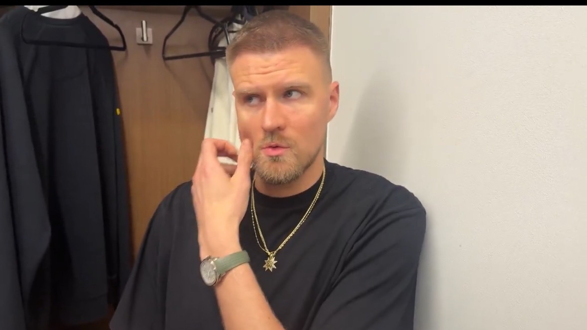 波尔津吉斯赛后解释了今晚导致他离场的背伤“ 他说第一节的时候背部肌肉就紧绷起来了