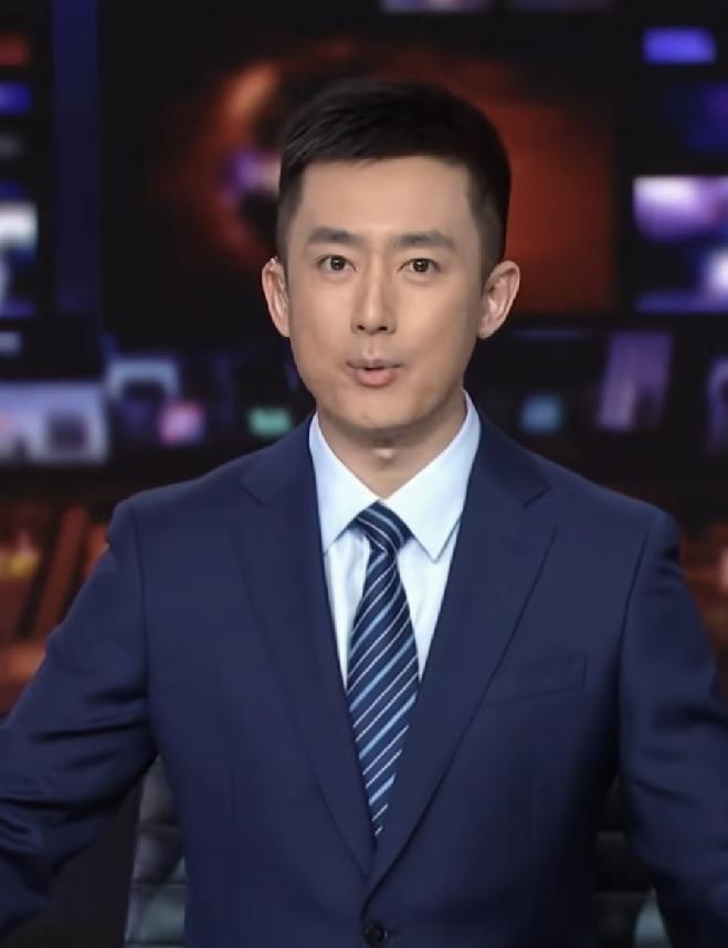 又一位国脸级人物上线了，昨晚中国央视新闻国际频道迎来了一位新的主持人，他叫孙亚鹏