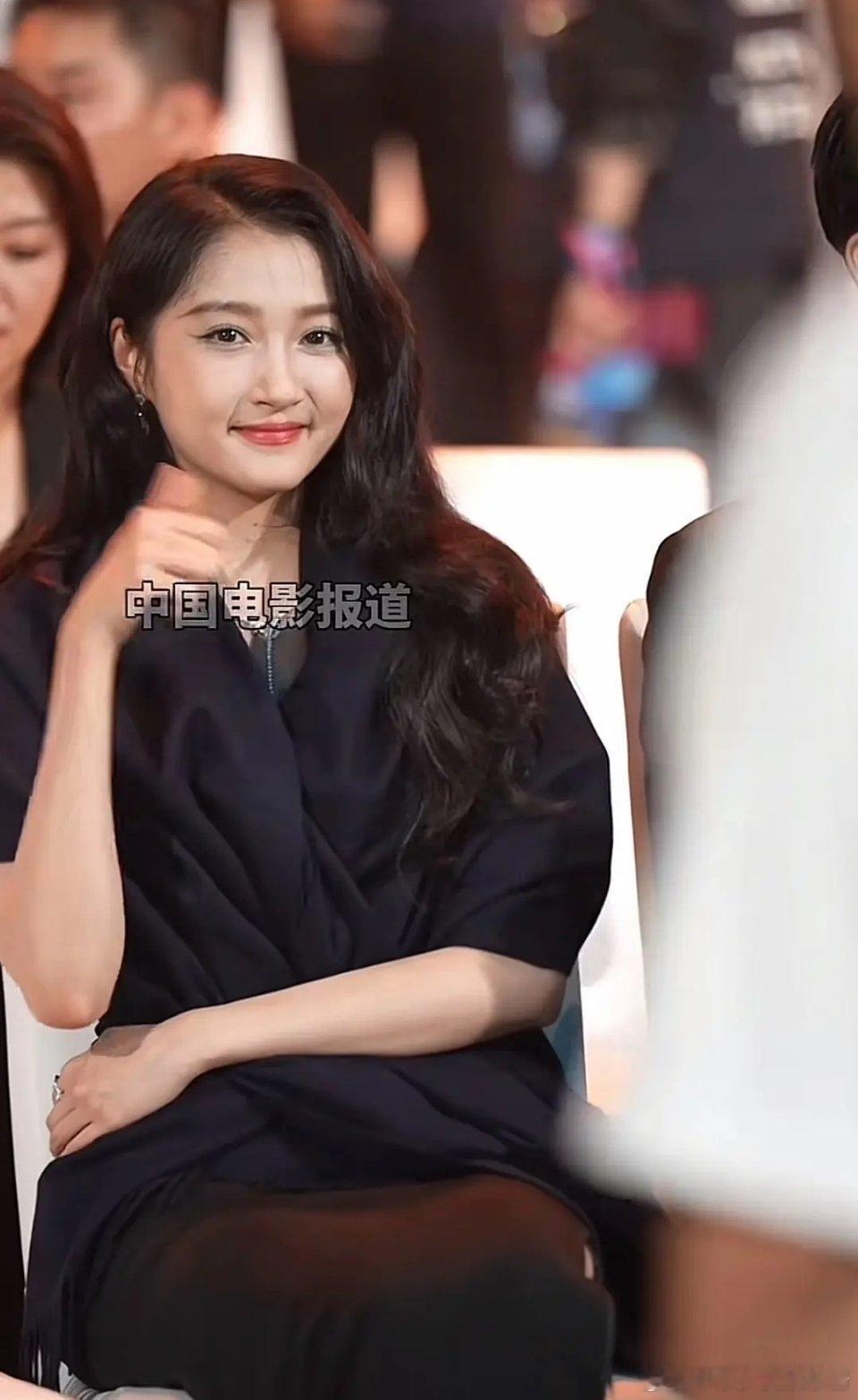 20几的关晓彤看起来像40多，私下跟姐夫少喝点吧[怒] ​​​