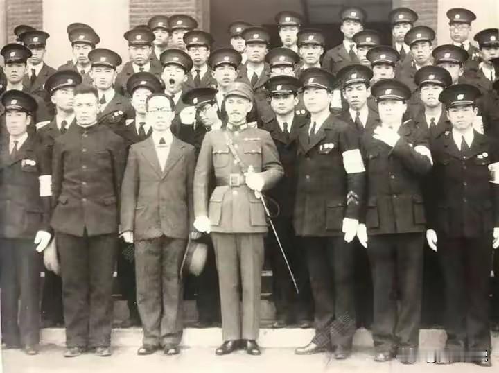 蒋校长视察南京陆军军官大学时，与在校学员们合影留念，但是感觉这群学员好像有些心不