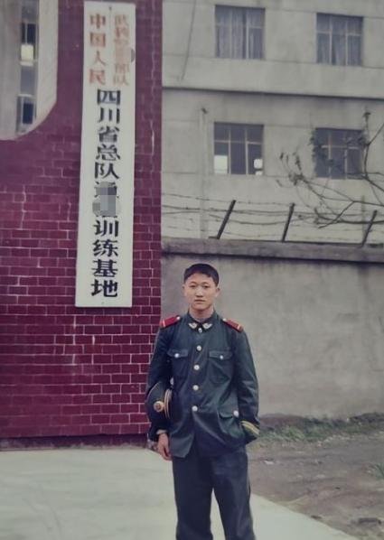 2006年，2名壮汉挟持2名18岁女学生，女孩在长途汽车上总是盯着武警战士看，可
