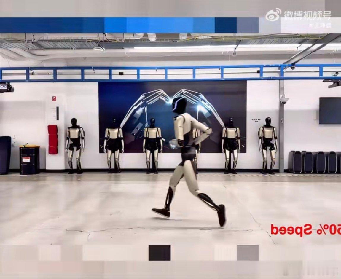 特斯拉发布人形机器人跑步视频特斯拉的机器人这个跑步状态确实很类人，很多人说看着比