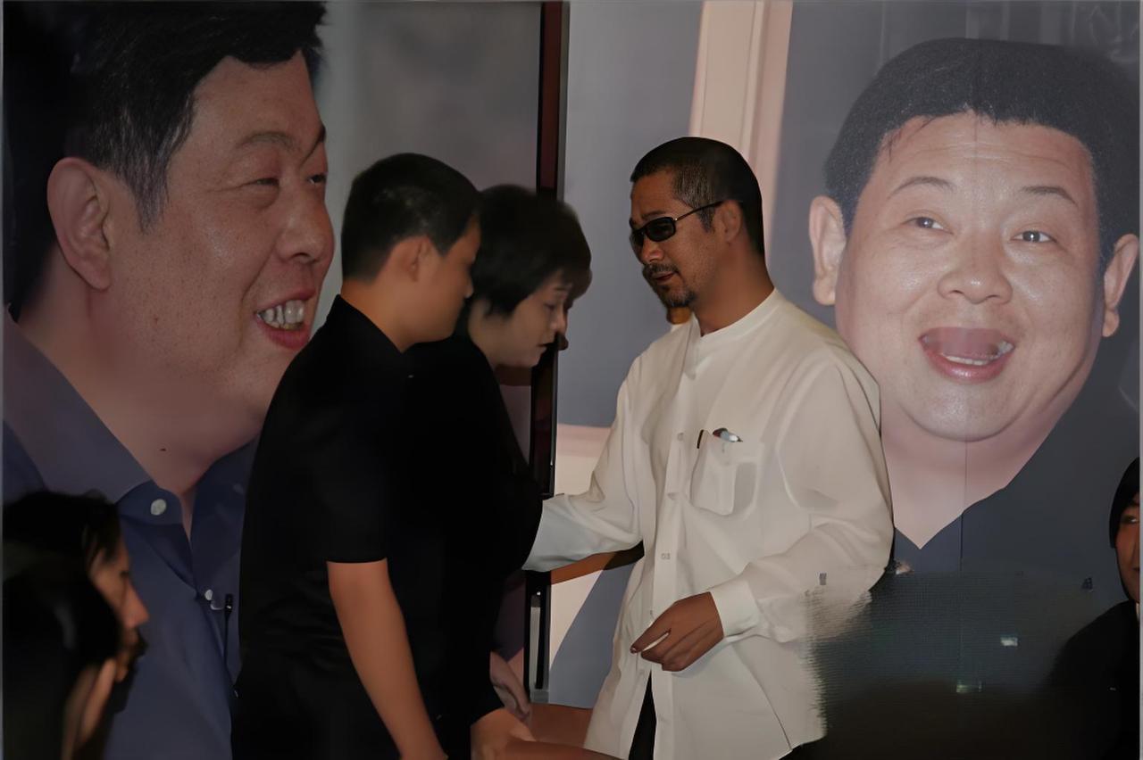 张国立参加傅彪的追思会，一张罕见的留影，这张照片拍摄于2005年9月1日，地点是