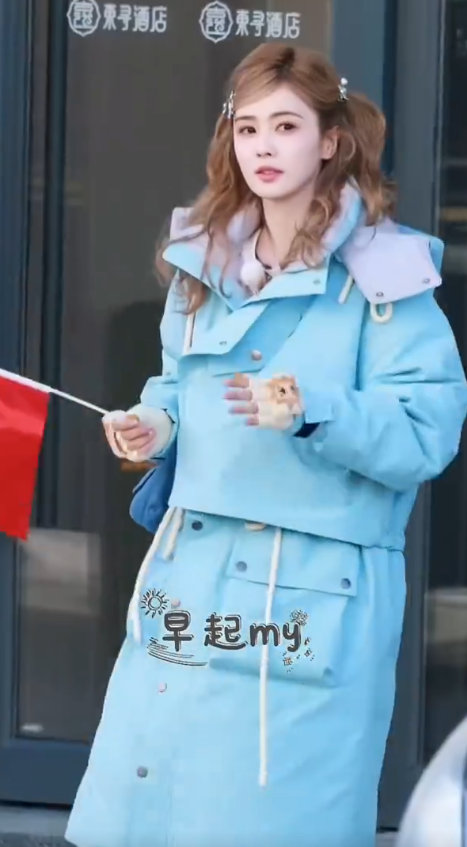 白鹿展示闺蜜做的包 骄傲坏了的样子 真的太可爱了吧