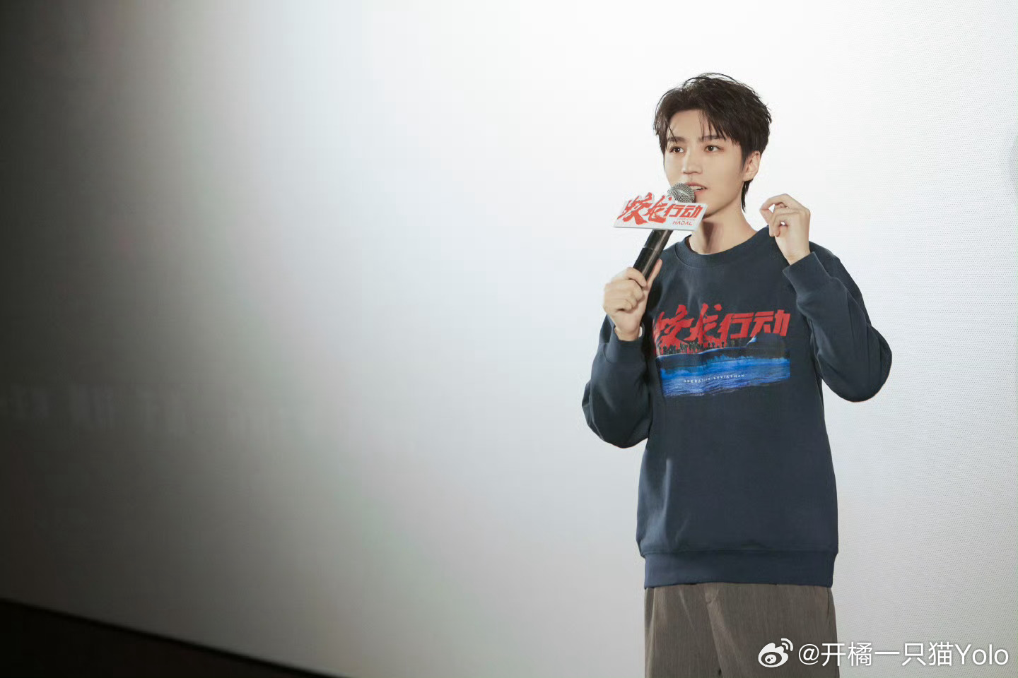 王俊凯回应网络热梗 你空着那么多位置，是为了方便p吗[并不简单] 