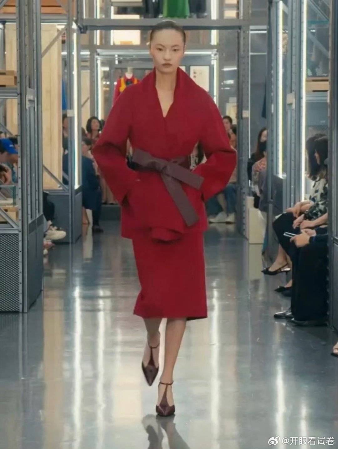 杨紫金鹰奖路透穿的Max Mara2027早春，演绎的和模特差别大吗？[思考] 