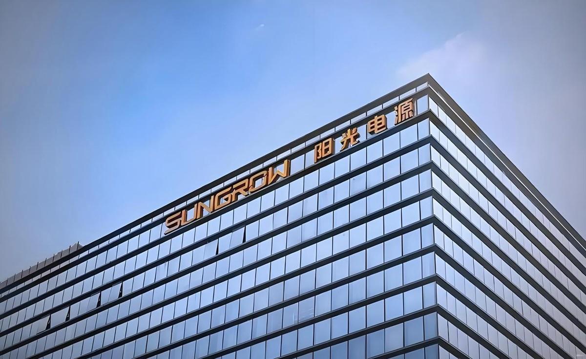 阳光电源太痛啦。如果只看阳光电源8月27日那根大阴线，很容易把这件事理解成一次突