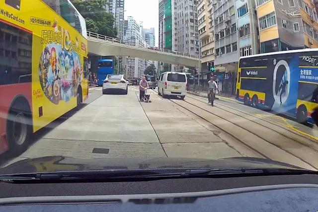 好人好事关心照顾长者 「車Cam直擊｜香港英皇道婆婆推車呆站路中..南亚 外賣車