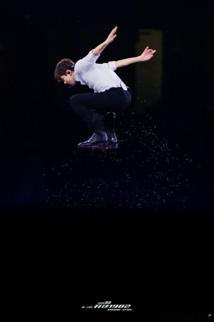 魏晨现身张杰演唱会魏晨今晚现身张杰演唱会是谁羡慕这友情啊魏晨来看张杰演唱会了