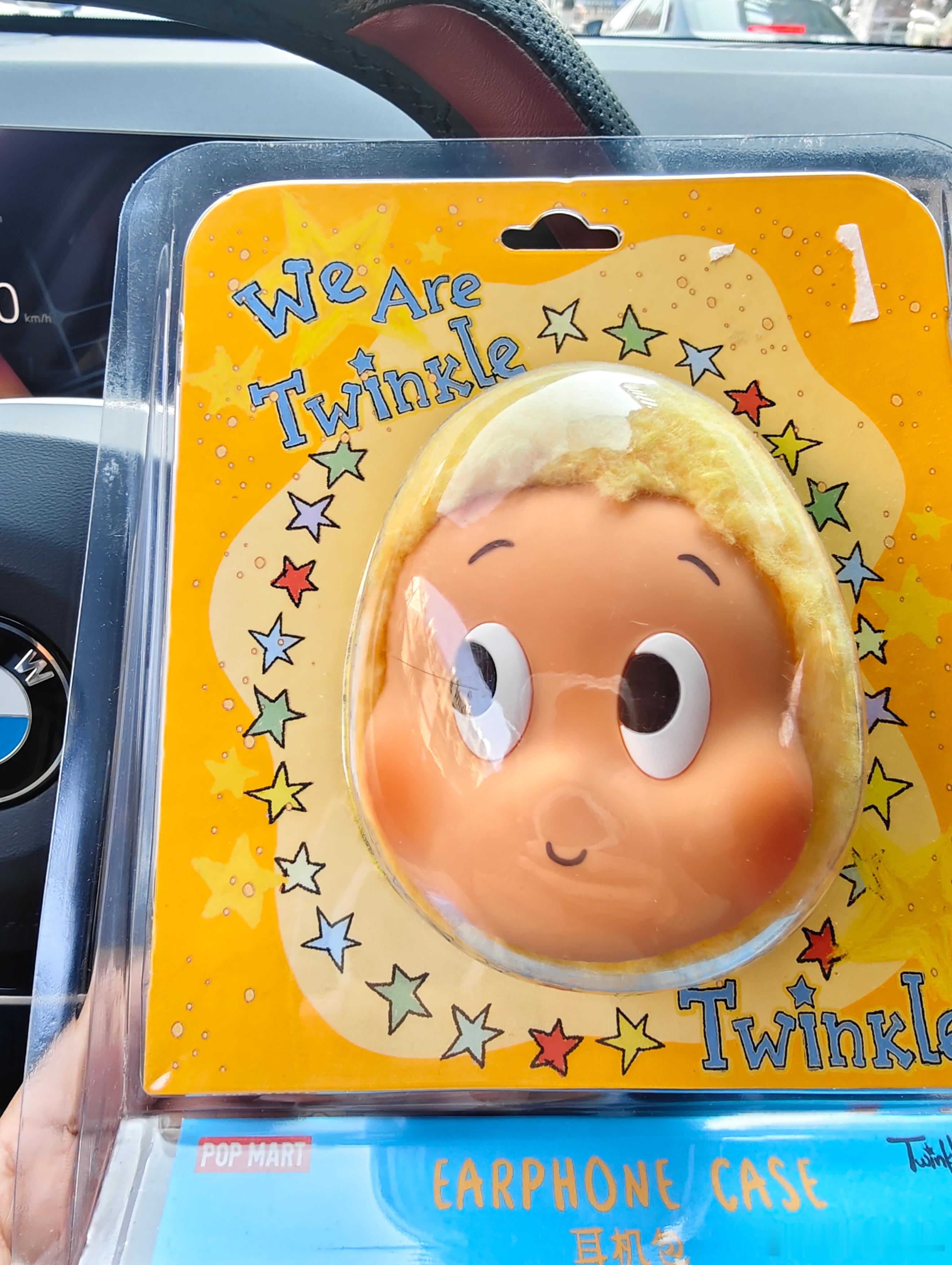 泡泡玛特星星人买了个星星人耳机包，它真的好可爱啊！