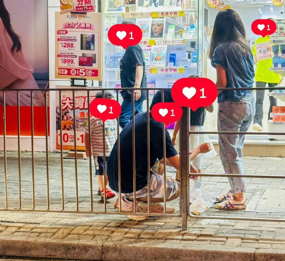 网友：在西环的路边看到一对年轻父母带着孩子，不知道是打翻了珍珠奶茶还是雪糕，把马
