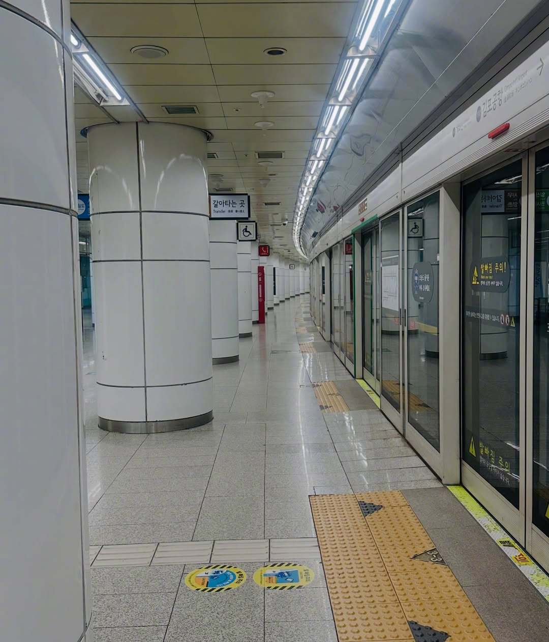 首尔地铁5号线站台空隙发生的踏空事故...海外新鲜事热点现场