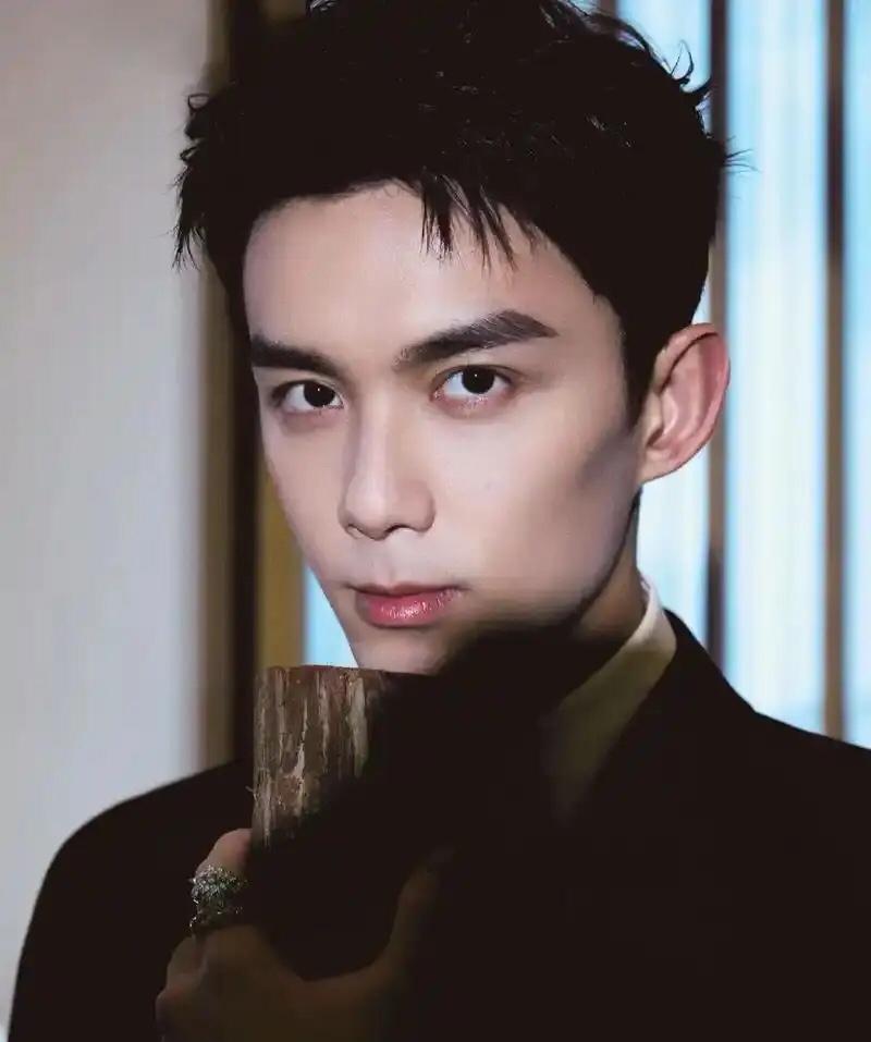 白珊珊是谁？想出名想疯了？说什么吴磊的照片？在床上的？摆拍？

笑死了，这样的人