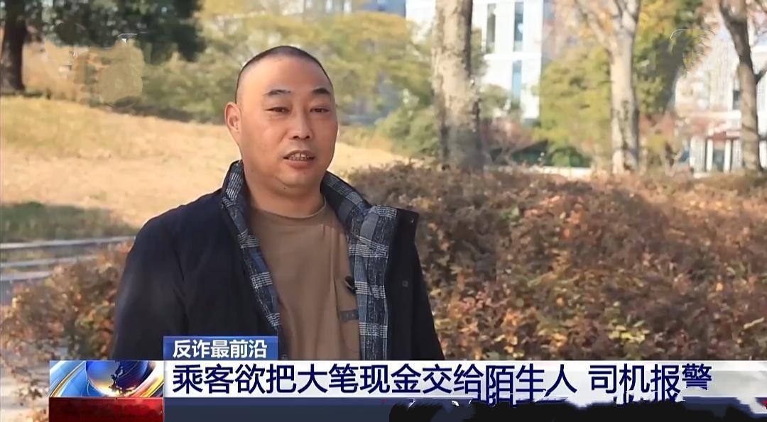 上海这位网约车张师傅，真是把“热心肠”刻进骨子里了！今年8月，他拉着位阿姨，听见