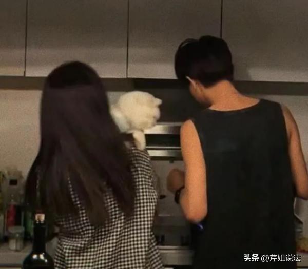 广东，一男子勾搭上了一个女的，俩人感情升温后天天睡在一起，没多久女子的肚子就大了