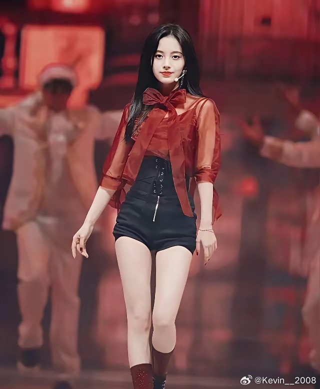 感觉鞠婧祎作为一个演员，虽然在唱跳各方面算不上优秀，但起码都是合格的，这一点超过