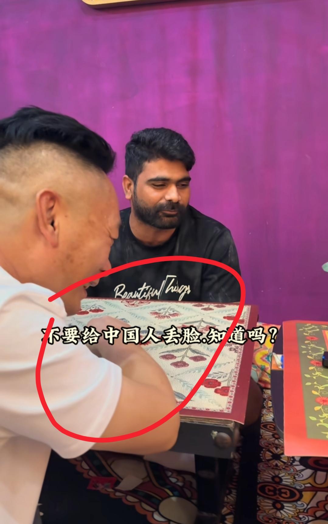 看到小赵给亮亮道歉我忍了
看到他挨个感谢我也忍了
可是看到萨拉曼敲打我实在忍不住