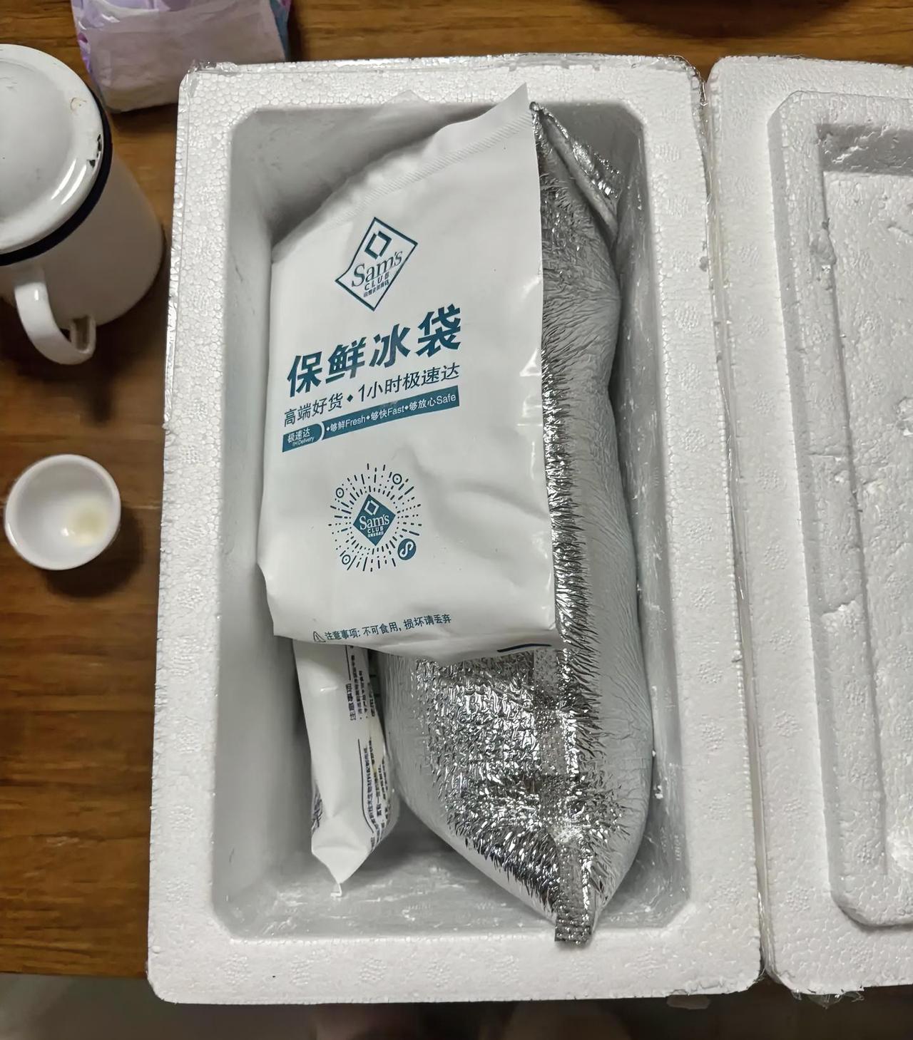生鲜快递丢失3天后才找到，食物变质。是快递员的责任吗？该谁赔偿呢？
