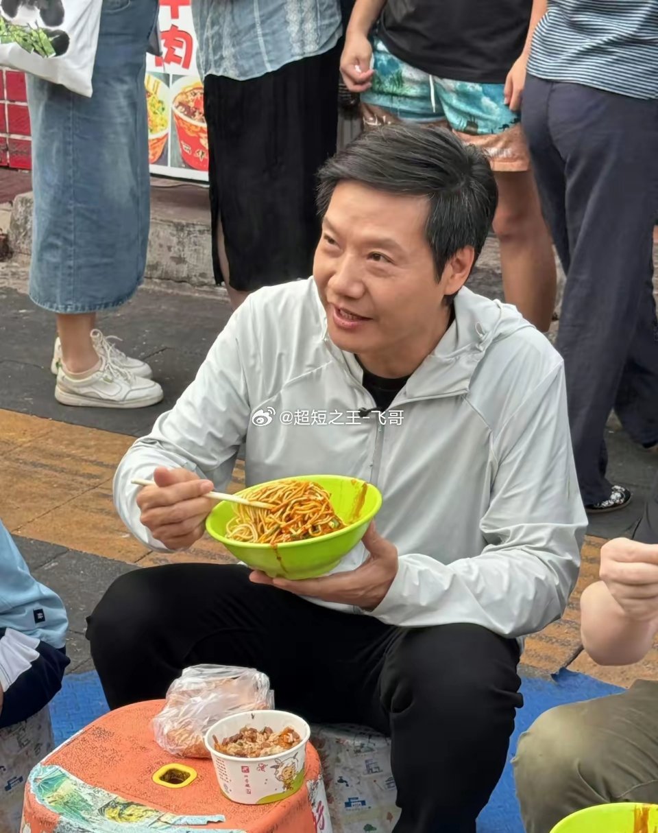 雷军现身武汉街头过早，端起热干面大口开吃！坐在小板凳上的画面太接地气了，这波沉浸