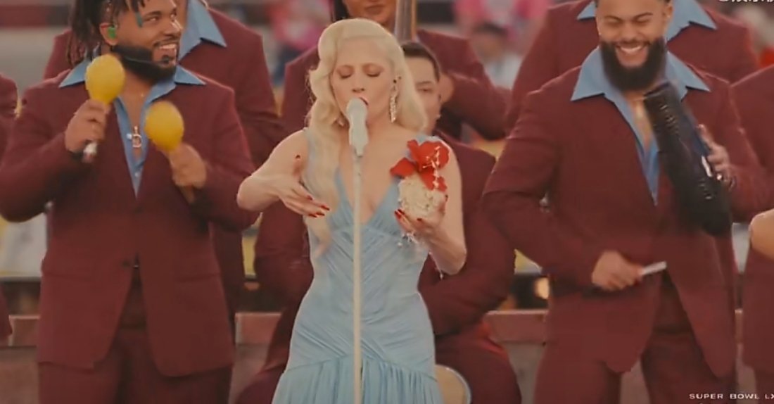 【梦回巅峰！Lady Gaga空降超级碗中场秀，蓝裙造型献唱拉丁版金曲引爆全场】